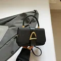 Elegante borsa nera con patta luccicante e dettaglio della fibbia a D dorata - Nero