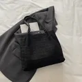Bolso tote negro minimalista en tela texturizada con asa trenzada elegante - Negro (Sin Colgante)