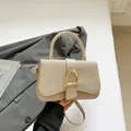 Borsa a tracolla oro champagne con texture glitterata e fibbia metallica triangolare - Oro