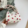 Borsa hobo in velluto a coste bianca con stampe di fragole rosse e forma a mezzaluna - Stile Fragola