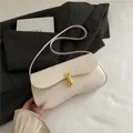 Bolso de hombro blanco crema minimalista con hebilla de metal dorado y piel sintética lisa - Blanco