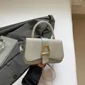 Piccola borsa a mano quadrata grigio chiaro testurizzata con elegante fibbia dorata a D - Argento