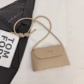 Minimalistische beige crossbodytas met elegante metalen strikgesp en knoopriem - Khaki