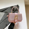 Borsa a tracolla rosa con patchwork metallico e fibbia dorata a forma di D - Rosa