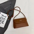 Chique bruine PU-crossbodytas met zilveren strik en een lange schouderband met knoopjes - Bruin
