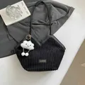 Sac cabas en velours côtelé noir avec breloque nuage et design en forme de V - Noir Avec Pendentif