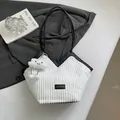 Sac cabas chic en velours côtelé crème avec anses noires et pendentif nuage - Blanc Avec Pendentif