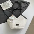 Sac fourre-tout beige en velours côtelé avec anses noires et charm nuage peluche - Blanc Crème avec Pendentif