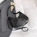Sac sous le bras demi-lune noir en cuir ciré mat avec bandoulière réglable argentée - Noir