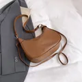 Sac hobo marron en cuir ciré avec bandoulière réglable et logo minimaliste embossé - Marron