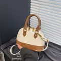 Retro shell-shaped handbag in creamy white and caramel brown leather with gold zipper - No Pendant / White and Brown