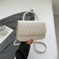 Borsa a tracolla in pelle PU bianca con trapuntatura a onde e fibbia in metallo oro - Bianco