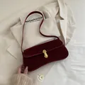 Vintage bordeauxrode fluwelen baguette tas met gouden gesp en lange schouderriem - Rood (Geen Hanger)