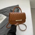 Borsa a tracolla marrone trapuntata con dettagli in oro e manico superiore elegante - Marrone
