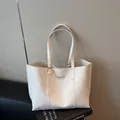 Minimalistische weiße Shopper-Tasche mit verstellbaren Griffen und Lederstruktur für Damen - Weiß