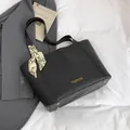 Bolso tote negro en cuero granulado con pañuelo de seda y remaches dorados de base - Negro