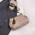 Beige Wildleder Schultertasche mit dunkelbraunem Lederriemen und Modeanhänger - Rosa