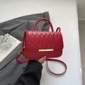 Borsa a tracolla in ecopelle rossa con ricamo floreale e fibbia in metallo oro - Rosso