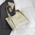 Bolso tote grande en contraste beige y kaki con textura de grano y pañuelo de seda - Blanco
