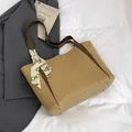 Bolso tote marrón con textura de litchi, pañuelo de seda y gran capacidad - Caqui