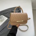 Elegante borsa beige a tracolla con motivo a griglia, chiusura dorata e manico superiore - Cachi