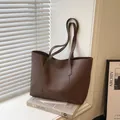 Minimalistische große dunkelbraune Tragetasche aus mattem Leder mit Parallelnähten - Ohne Anhänger / Braun