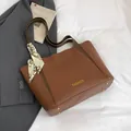 Bolso tote marrón de grano litchi con logo FASHION y elegante pañuelo decorativo - Marrón