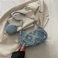Borsa a tracolla in denim blu con motivi a stelle sfrangiati e portamonete rotondo - Stella Colorata