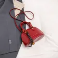 Chique rode glanzende schelptas met gouden belletje en een slanke schouderband - Rood