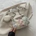 Borsa a tracolla con motivo a stelle, catena d'argento e mini astuccio rotondo - Stella Bianco Sporco