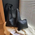 Schwarze geflochtene Tragetasche aus PU mit Schultergurt und kleiner Innentasche im Set - Tote Bag Und Pouch (Schwarz) / Schwarz