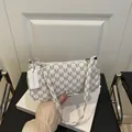 Bolso baguette blanco con estampado de letras M grises y detalles metálicos plateados - Blanco