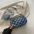 Borsa hobo in denim a scacchi blu e bianchi con bordi sfrangiati e mini portamonete - Scacchiera Blu