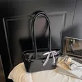 Γυαλιστερή μαύρη τσάντα tote με ροζ καρό φιόγκο και μακριά λουριά ώμου για γυναίκες - Μαύρο