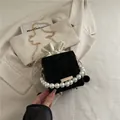Borsa a tracolla leopardata con manico di perle, catena dorata e chiusura a coulisse - Nero