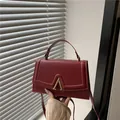 Bolso bandolera rojo oscuro estilo francés con cierre de metal en V y asa superior - Rojo