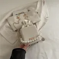 Mini borsa a secchiello color crema minimalista con manico di perle e catena d'oro - Bianco