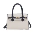 Borsa a mano minimalista beige e blu navy con trama a grana e dettagli in metallo dorato - Bianco
