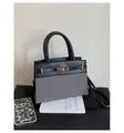 Bolso chic de cuero negro y tela gris con elegante cierre de giro dorado - Negro