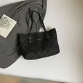 Elegante borsa tote nera trapuntata con motivo a rombi e sottili spalline in pelle - Senza Ciondolo / Nero