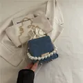 Borsa a secchiello blu con stampa leopardata, manico di perle e catena dorata - Blu