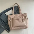 Borsa tote rosa pallido con tasche multiple a zip e tiranti bianchi su tessuto beige - Cachi