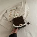 Secchiello leopardato marrone scuro con manico di perle e tracolla a catena dorata - Marrone