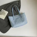 Borsa tote trapuntata celeste con ricamo floreale bianco e manici lunghi da donna - Senza Ciondolo / Blu