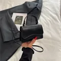 Mini borsa nera in pelle PU con patta ondulata e tracolla rimovibile - Nero