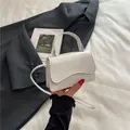 Elegante borsa bianca mini squadrata in pelle opaca con bordo ondulato e manico superiore - Bianco