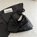 Minimalistische schwarze Umhängetasche mit großer Schleife und schmalem Gurt - Schwarz