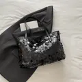 Elegante borsa tote con paillettes nere, manici in pelle e dettagli con rivetti - Stile con Paillettes Nere / Nero