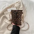 Elegante borsa a tracolla leopardata con catena dorata e morbida trama in velluto - Cachi