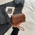 Mini borsa quadrata marrone a tracolla con patta a onda e manico superiore chic - Marrone